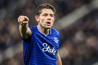 Arsenal 'den Christian Nrgaard, Premier League maçında takımına talimatlar veriyor. Everton, Hill Dickinson Stadyumu, Liverpool, 20 Aralık 2025