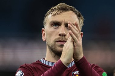 West Ham United takımından Jarrod Bowen, 20 Aralık 2025 tarihinde Etihad Stadyumu 'nda Manchester City ile West Ham United arasındaki Premier League maçının son düdüğü çaldıktan sonra taraftarları alkışlıyor.