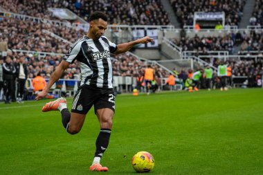 Newcastle United takımından Jacob Murphy 20 Aralık 2025 'te St. James' s Park, Newcastle, İngiltere 'de oynanan Premier League maçı sırasında topu çaprazlıyor.