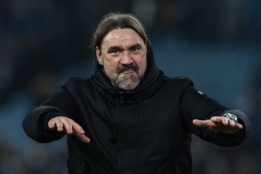 Leeds United takımının teknik direktörü Daniel Farke, 20 Aralık 2025 'te Leeds Road, İngiltere' de oynanan Premier League maçı Leeds United - Crystal Palace maçında taraftarlarıyla 4-1 'lik galibiyeti kutluyor.