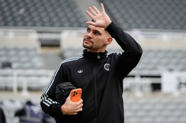 Newcastle United takımından Bruno Guimaraes, 20 Aralık 2025 'te İngiltere' nin Newcastle kentinde oynanan Premier League maçı sırasında stadyuma gelen taraftarına el sallıyor.