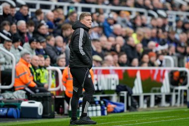 Newcastle United takımının teknik direktörü Eddie Howe 20 Aralık 2025 'te St. James' s Park, Newcastle, İngiltere 'de oynanan Premier League maçı sırasında Chelsea' ye karşı