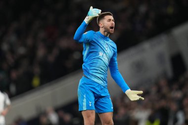 Tottenham Hotspur 'dan Guglielmo Vicario, Tottenham Hotspur Premier League maçında Tottenham Hotspur Liverpool' a karşı Liverpool maçında Tottenham Hotspur 'un golünü kutluyor.