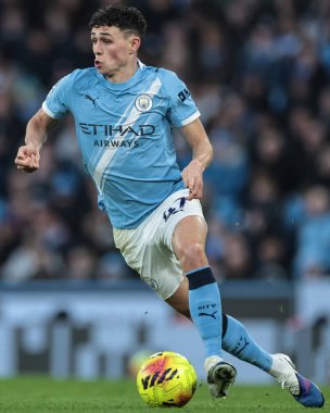 Manchester City 'den Phil Foden Premier League maçında topu aldı Manchester City, Manchester Stadyumu' nda West Ham United 'a karşı, 20 Aralık 2025