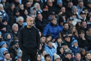 Manchester City 'nin Pep Guardiola teknik direktörü 20 Aralık 2025 tarihinde Etihad Stadyumu' nda oynanan Premier League maçında Manchester City-West Ham United maçına bakıyor.