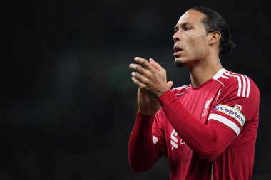 Liverpool 'dan Virgil van Dijk Premier League maçı sırasında Tottenham Hotspur Liverpool' a karşı Tottenham Hotspur Stadyumu, Londra, 20 Aralık 2025