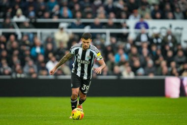 Newcastle United takımından Bruno Guimaraes, 20 Aralık 2025 'te St. James' s Park, Newcastle, İngiltere 'de oynanan Premier League karşılaşmasında serbest atış yaptı.