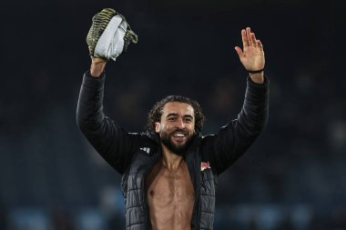 Leeds United takımından Dominic Calvert-Lewin, 20 Aralık 2025 'te Leeds Road, Leeds, İngiltere' de oynanan Premier League maçında taraftarlarla 4-1 'lik galibiyeti kutluyor.