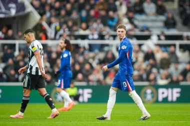 Chelsea 'den Cole Palmer, 20 Aralık 2025' te İngiltere 'deki St. James' s Park 'ta oynanan Premier Lig karşılaşmasında kendi yarısına geri dönüyor.