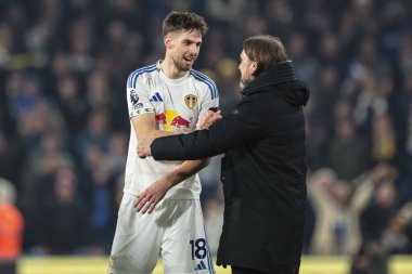 Leeds United 'ın Daniel Farke teknik direktörü Leeds United takımının gol kralı Anton Stach' ı 20 Aralık 2025 'te Elland Road, Leeds, İngiltere' de oynanan Premier League maçında Leeds United - Crystal Palace maçında kucakladı.