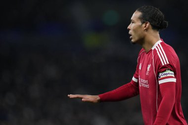 Liverpool 'dan Virgil van Dijk Premier League maçı sırasında Tottenham Hotspur Liverpool' a karşı Tottenham Hotspur Stadyumu, Londra, 20 Aralık 2025