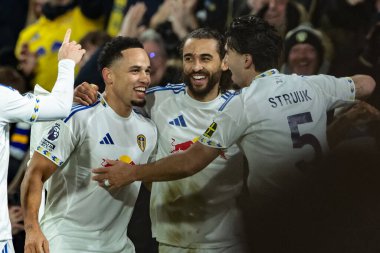 Leeds United takımından Dominic Calvert-Lewin, 20 Aralık 2025 'te Leeds Road, Leeds, İngiltere' de oynanan Premier League maçında takım arkadaşlarıyla 2-0 kazanma hedefini kutluyor.