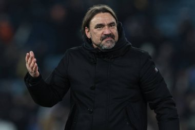 Leeds United takımının teknik direktörü Daniel Farke, 20 Aralık 2025 'te Leeds Road, İngiltere' de oynanan Premier League maçı Leeds United - Crystal Palace maçında taraftarlarıyla 4-1 'lik galibiyeti kutluyor.