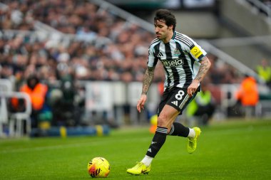 Sandro Tonali of Newcastle United runs with he ball during the Premier League match Newcastle United vs Chelsea at St. James's Park, Newcastle, United Kingdom, 20th December 2025