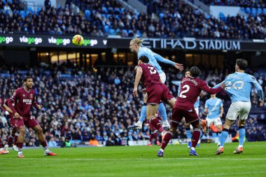 Manchester City 'den Erling Haaland, 20 Aralık 2025' te Etihad Stadyumu 'nda oynanan Premier League maçında kaleye doğru ilerliyor.