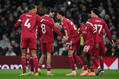 Liverpool oyuncuları Liverpool 'lu Hugo Ekitike' i Premier League maçında Tottenham Hotspur Liverpool 'a karşı Tottenham Hotspur Stadyumu' nda 20 Aralık 2025 'te kutladı.