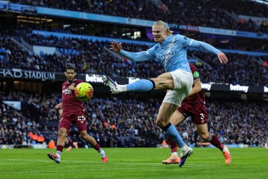 Manchester City 'den Erling Haaland 20 Aralık 2025' te Etihad Stadyumu 'nda oynanan Premier League maçında kale vuruşu yaptı ve yan ağlara çarptı.