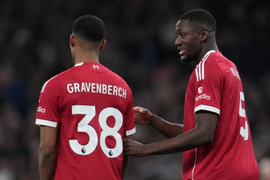 Liverpool 'dan İbrahima Konat ve Liverpool' dan Ryan Gravenberch Premier Lig karşılaşmasında Tottenham Hotspur Liverpool 'a karşı Tottenham Hotspur Stadyumu, Londra, İngiltere, 20 Aralık 2025