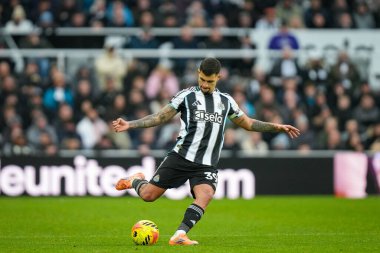 Bruno Guimaraes of Newcastle United takes a free kick during the Premier League match Newcastle United vs Chelsea at St. James's Park, Newcastle, United Kingdom, 20th December 2025