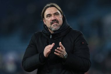 Leeds United takımının teknik direktörü Daniel Farke, 20 Aralık 2025 'te İngiltere' nin Elland Road kentinde oynanan Premier League maçında oynanan son düdük çaldıktan sonra taraftarları alkışlıyor.