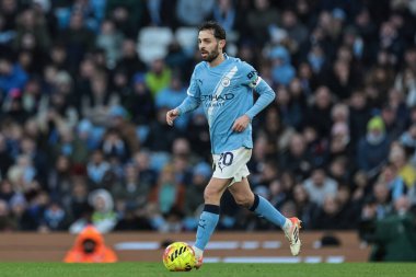 Manchester City 'den Bernardo Silva, 20 Aralık 2025' te Etihad Stadyumu 'nda Manchester City ile West Ham United arasındaki Premier League maçında topa vuruyor.