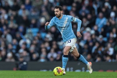 Manchester City 'den Bernardo Silva, 20 Aralık 2025' te Etihad Stadyumu 'nda Manchester City ile West Ham United arasındaki Premier League maçında topa vuruyor.