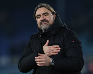 Leeds United takımının teknik direktörü Daniel Farke, 20 Aralık 2025 'te Leeds Road, İngiltere' de oynanan Premier League maçı Leeds United - Crystal Palace maçında taraftarlarıyla 4-1 'lik galibiyeti kutluyor.
