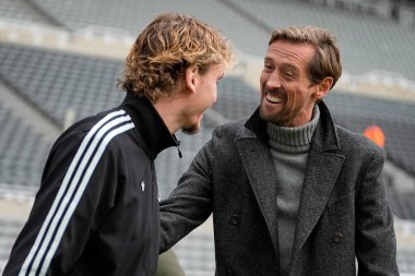 Newcastle United takımından Peter Crouch ve Nick Woltemade, 20 Aralık 2025 'te St. James' s Park, Newcastle, İngiltere 'de oynanan Premier League karşılaşmasında,