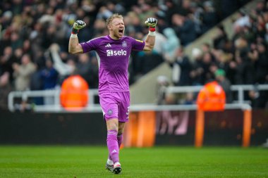 Newcastle United kalecisi Aaron Ramsdale, Newcastle United 'ın 20 Aralık' ta St.James 's Park, Newcastle, İngiltere' de oynanan Premier League karşılaşmasında ikinci golü atan Nick Woltemade 'i kutluyor.