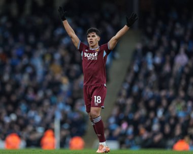 West Ham United takımından Mateus Fernandes, 20 Aralık 202 tarihinde Etihad Stadyumu 'nda oynanan Premier League maçında tepki gösterdi.