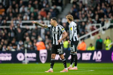 Newcastle United takımından Bruno Guimaraes, 20 Aralık 2025 'te St. James' s Park, Newcastle, İngiltere 'de oynanan Premier League maçı Newcastle United' ın Chelsea 'ye karşı oynadığı maçta 1-0' lık skorla Nick Woltemade 'den sonra el hareketi yaptı.