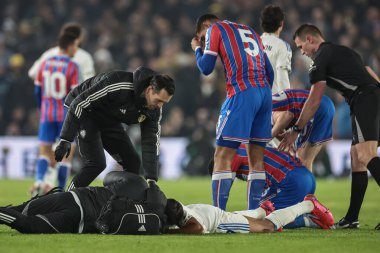 Leeds United takımından Dominic Calvert-Lewin, 20 Aralık 2025 'te İngiltere' nin Leeds şehrinde oynanan Premier League maçı sırasında Kristal Saray 'dan Marc Guehi ile karşılaştıktan sonra tedavi görüyor.