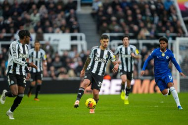 Newcastle United takımından Bruno Guimaraes 20 Aralık 2025 'te St. James' s Park, Newcastle, İngiltere 'de oynanan Premier League karşılaşmasında Chelsea' li Andrey Santos tarafından işaretlenirken topu kontrol ediyor.