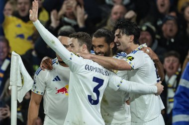 Leeds United takımından Dominic Calvert-Lewin, 20 Aralık 2025 'te Leeds Road, Leeds, İngiltere' de oynanan Premier League maçında takım arkadaşlarıyla 2-0 kazanma hedefini kutluyor.