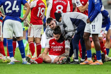 Riccardo Calafiori of Arsenal receives treatment during the Premier League match Everton vs Arsenal at Hill Dickinson Stadium, Liverpool, United Kingdom, 20th December 2025