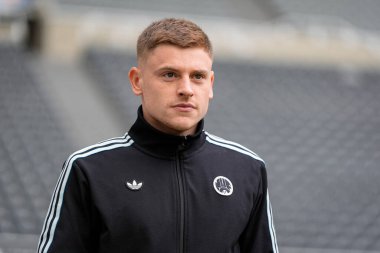 Newcastle United takımından Harvey Barnes, 20 Aralık 2025 'te İngiltere' deki St. James 's Park' ta oynanan Premier League maçı sırasında stadyuma geldi.