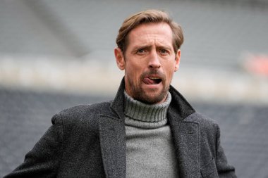 Peter Crouch, 20 Aralık 2025 'te İngiltere' deki St. James 's Park, Newcastle' da oynanan Premier League maçı sırasında TNT Sports 'a sunum yapmak için geliyor.