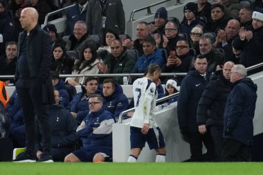 Tottenham Hotspur 'dan Xavi Simons, Premier League maçında Tottenham Hotspur Liverpool' a karşı Tottenham Hotspur Stadyumu 'nda 20 Aralık 2025' te oynanan kırmızı kart üzerine tünele giriyor.