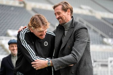 Newcastle United takımından Peter Crouch ve Nick Woltemade, 20 Aralık 2025 'te St. James' s Park, Newcastle, İngiltere 'de oynanan Premier League karşılaşmasında,