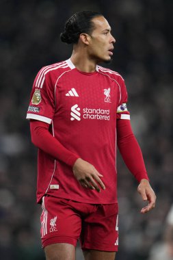 Liverpool 'dan Virgil van Dijk Premier League maçı sırasında Tottenham Hotspur Liverpool' a karşı Tottenham Hotspur Stadyumu, Londra, 20 Aralık 2025