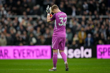 Newcastle United kalecisi Aaron Ramsdale Premier Lig maçı Newcastle United 'ın Chelsea' ye karşı 20 Aralık 2025 'te St. James' s Park, Newcastle, İngiltere 'de oynadığı maçta takımının gol atmasını kutluyor.