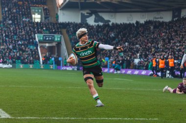 Northampton, 20 Aralık 2025 'te, Franklin' s Gardens, Northampton, İngiltere 'deki Cinch Stadyumu' nda oynanan Northampton Saints-Sale Sharks maçında görev yerlerinin altında bir kargaşa kazandı.