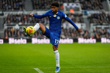 Chelsea 'den Andrey Santos Premier Lig maçı sırasında topu havada tutuyor. Newcastle United Chelsea' ye karşı St. James 's Park, Newcastle, İngiltere, 20 Aralık 2025