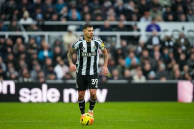 Newcastle United takımından Bruno Guimaraes 20 Aralık 2025 'te St. James' s Park, Newcastle, İngiltere 'de oynanan Premier League maçı sırasında Chelsea' ye karşı Newcastle United