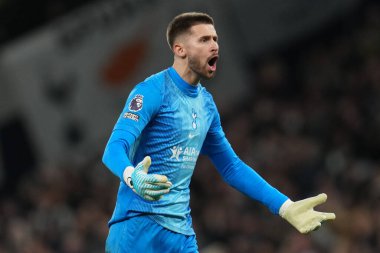 Tottenham Hotspur 'dan Guglielmo Vicario, Tottenham Hotspur' dan Richarlison 'u Premier League maçında Tottenham Hotspur' a karşı Liverpool maçında kutluyor.