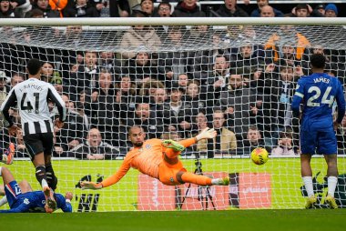Chelsea kalecisi Robert Sanchez, 20 Aralık 2025 'te İngiltere' nin Newcastle şehrinde oynanan Premier League karşılaşmasında Chelsea 'ye karşı Newcastle United maçında kurtarmayı denedi.