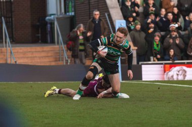 Northampton, 20 Aralık 2025 'te, Franklin' s Gardens, Northampton, İngiltere 'deki Cinch Stadyumu' nda oynanan Northampton Saints-Sale Sharks maçında görev yerlerinin altında bir kargaşa kazandı.