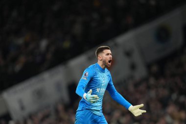 Tottenham Hotspur 'dan Guglielmo Vicario, Tottenham Hotspur' dan Richarlison 'u Premier League maçında Tottenham Hotspur' a karşı Liverpool maçında kutluyor.