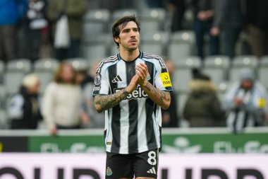 Sandro Tonali of Newcastle United applauds fans during the Premier League match Newcastle United vs Chelsea at St. James's Park, Newcastle, United Kingdom, 20th December 2025