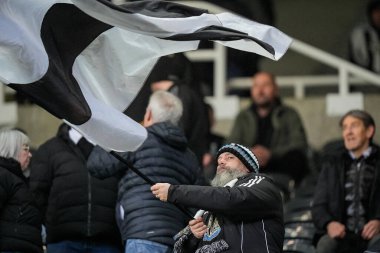 Bir Newcastle taraftarı 20 Aralık 2025 'te St. James' s Park, Newcastle, İngiltere 'de oynanan Premier League maçı sırasında bayrak sallıyor.